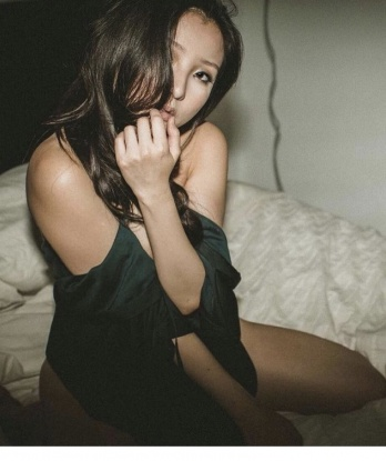 Я настоящая профессионалка в своем деле, и мои услуги охватывают широкий спектр возможностей.
🌹 Люблю создавать особую атмосферу встречи, где ты сможешь отключиться от повседневных забот и полностью расслабиться в моих ласковых объятьях. Будь уверен, что я сделаю все возможное, чтобы ты полностью насладился нашим взаимодействием.
📷 Фотографии, которые ты видишь здесь, абсолютно реальны, и сделаны в Москве. Я живу и работаю в этом прекрасном городе и с радостью приму тебя в своей уютной идиллической обитель.
💫 Мои услуги нацелены на удовлетворение всех твоих сокровенных желаний. Я предлагаю классический и расслабляющий массаж, эротический массаж, страстные ласки и многое другое. Встречи со мной ни с чем не сравнимы, и ты обязательно захочешь вернуться ко мне снова и снова.
💌 Мои клиенты оставляют только самые лестные отзывы о встрече со мной. Мне очень важно, чтобы ты ощутил эмоциональное и физическое удовлетворение, поэтому я очень тщательно подхожу к каждому деталю нашего свидания.
💎 Ты заслуживаешь самого лучшего, поэтому не жди и торопись со мной в незабываемое путешествие наслаждения. Свяжись со мной прямо сейчас, и я обещаю, что наше свидание станет для тебя настоящим праздником! 💖 2469, 24 года